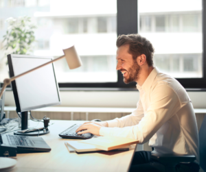 Praca przy komputerze a przestrzeganie zasad BHP