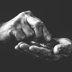 Dodatek osłonowy w 2024 roku - wysokość wypłat, komu przysługuje. Jak złożyć wniosek o dodatek osłonowy?